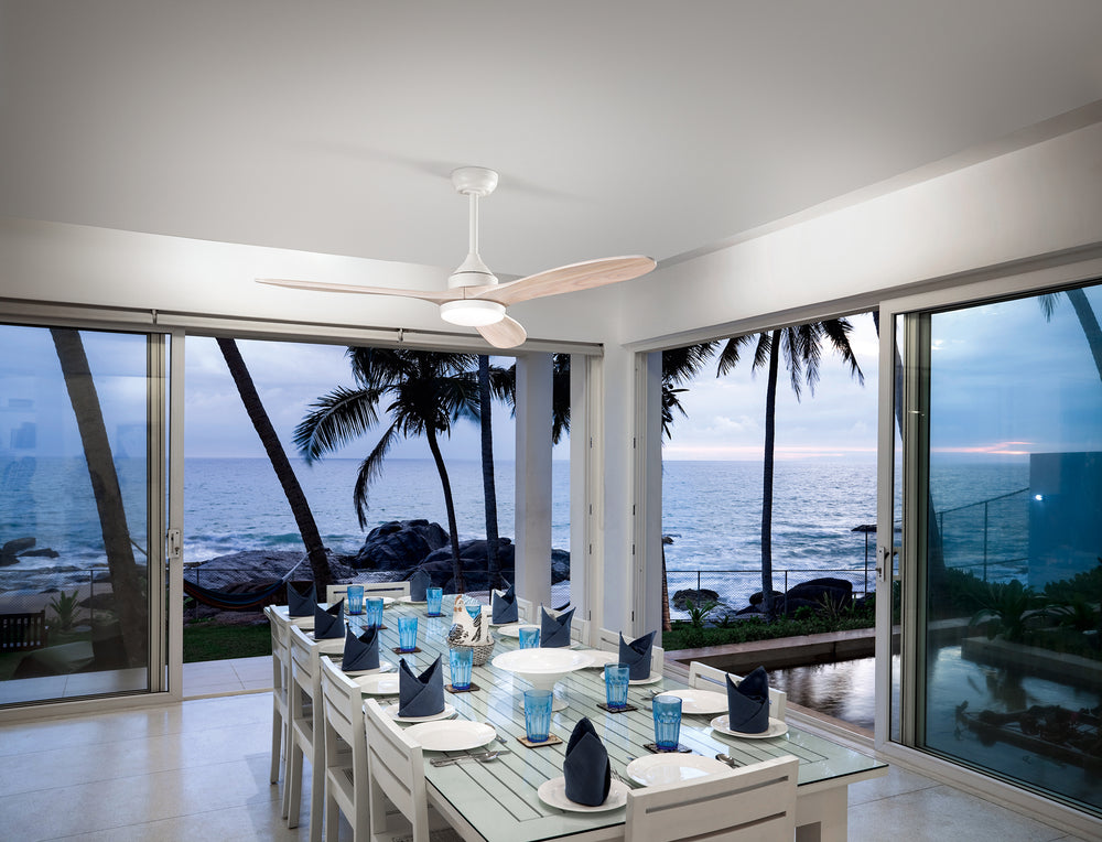 Ventilatore da soffitto con pale in legno chiaro e luce led dimmerabile