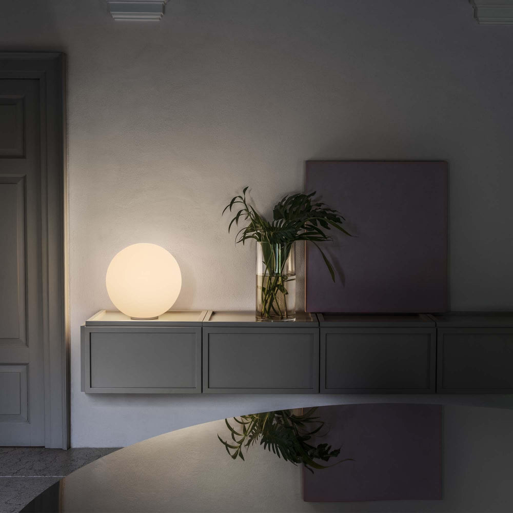 Lampada da tavolo bianca moderna sfera in vetro bianco