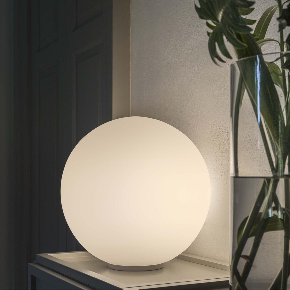 Lampada da tavolo bianca moderna sfera in vetro bianco