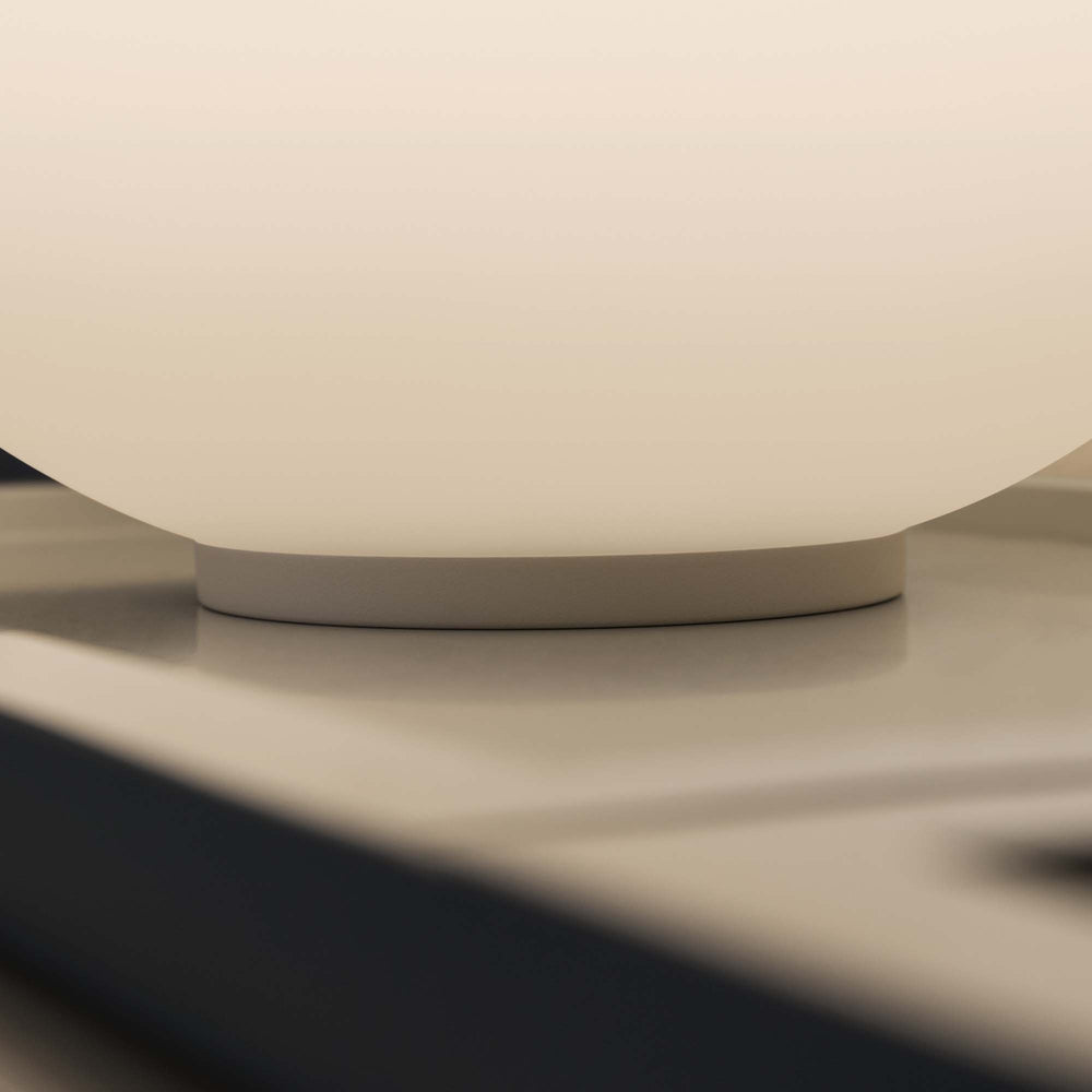 Lampada da tavolo bianca moderna sfera in vetro bianco
