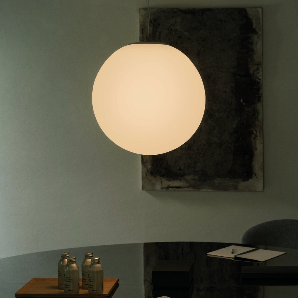 Lampada a sospensione a forma si sfera in vetro soffiato bianca