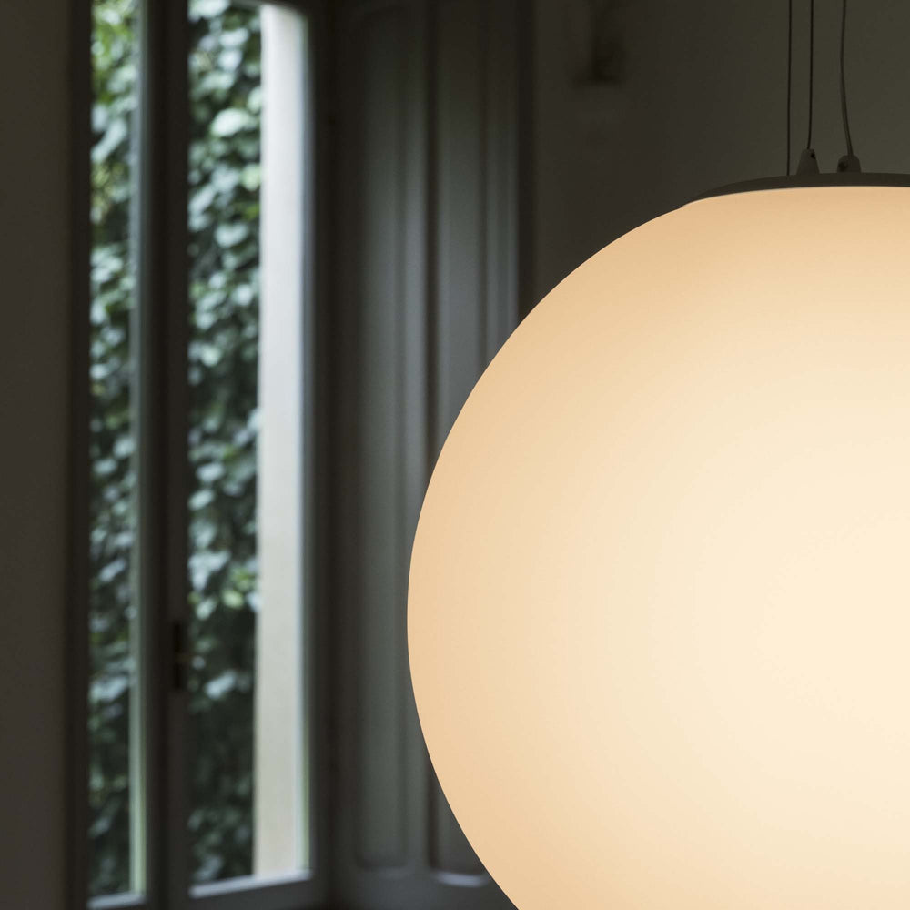 Lampada a sospensione a forma si sfera in vetro soffiato bianca