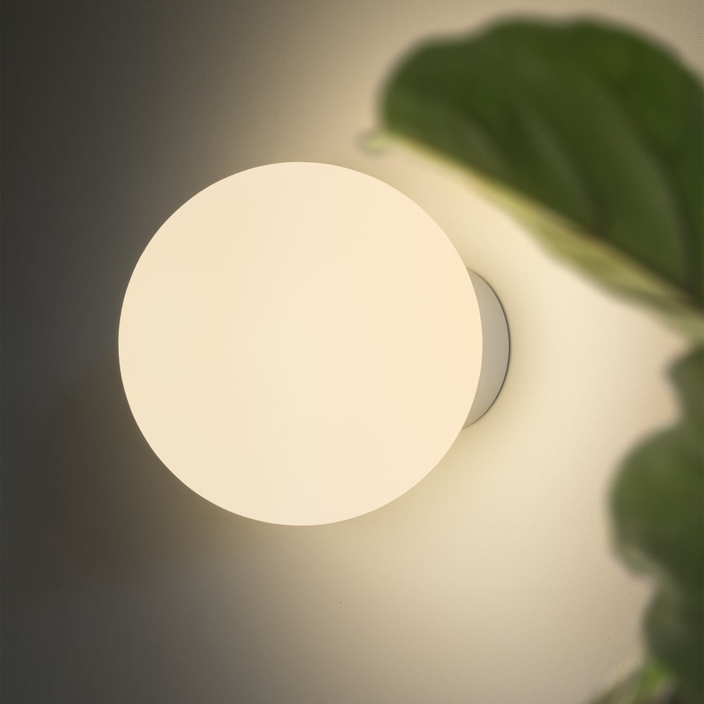 Applique moderna con diffusore a forma di sfera vetro bianco