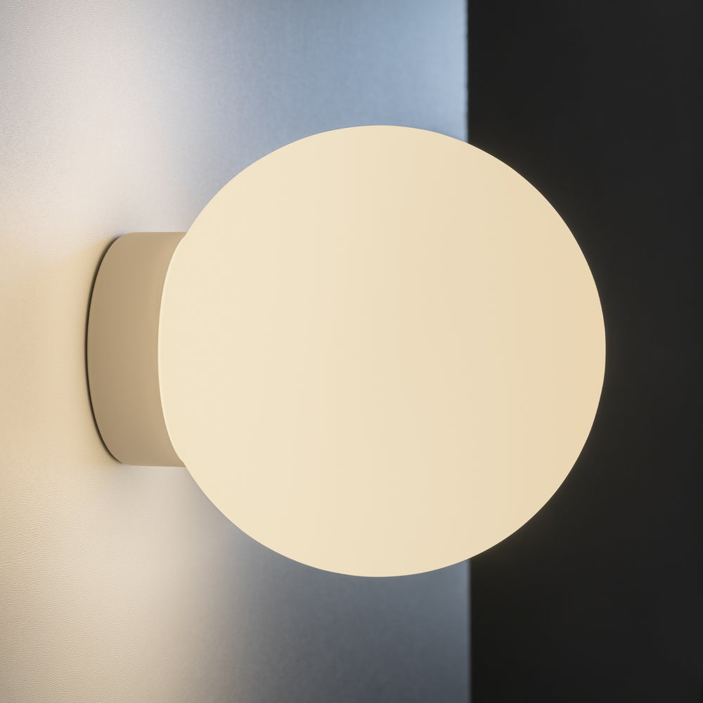 Applique moderna con diffusore a forma di sfera vetro bianco