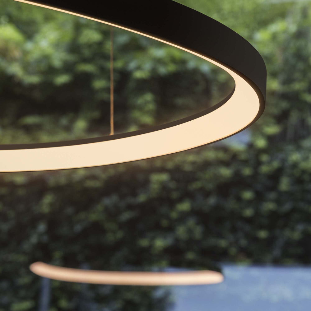 Sospensione in metallo nera con led per ambienti moderni
