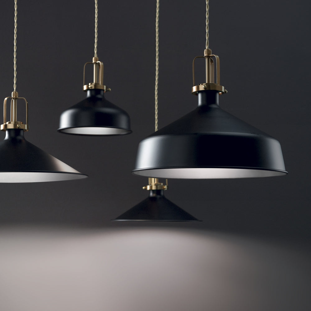 Einzelne Pendelleuchte für schwarze oder weiße Küchen mit goldenen Details