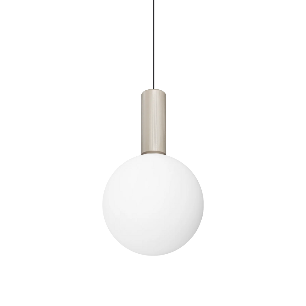 Lampada sospensione singola in metallo opaco e vetro soffiato bianco