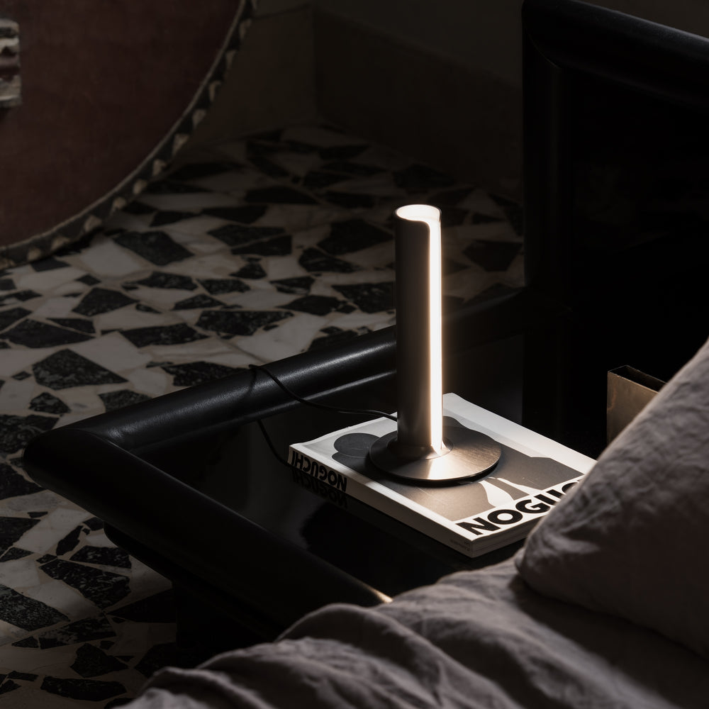 Lampada da tavolo led moderna a forma di cilindro