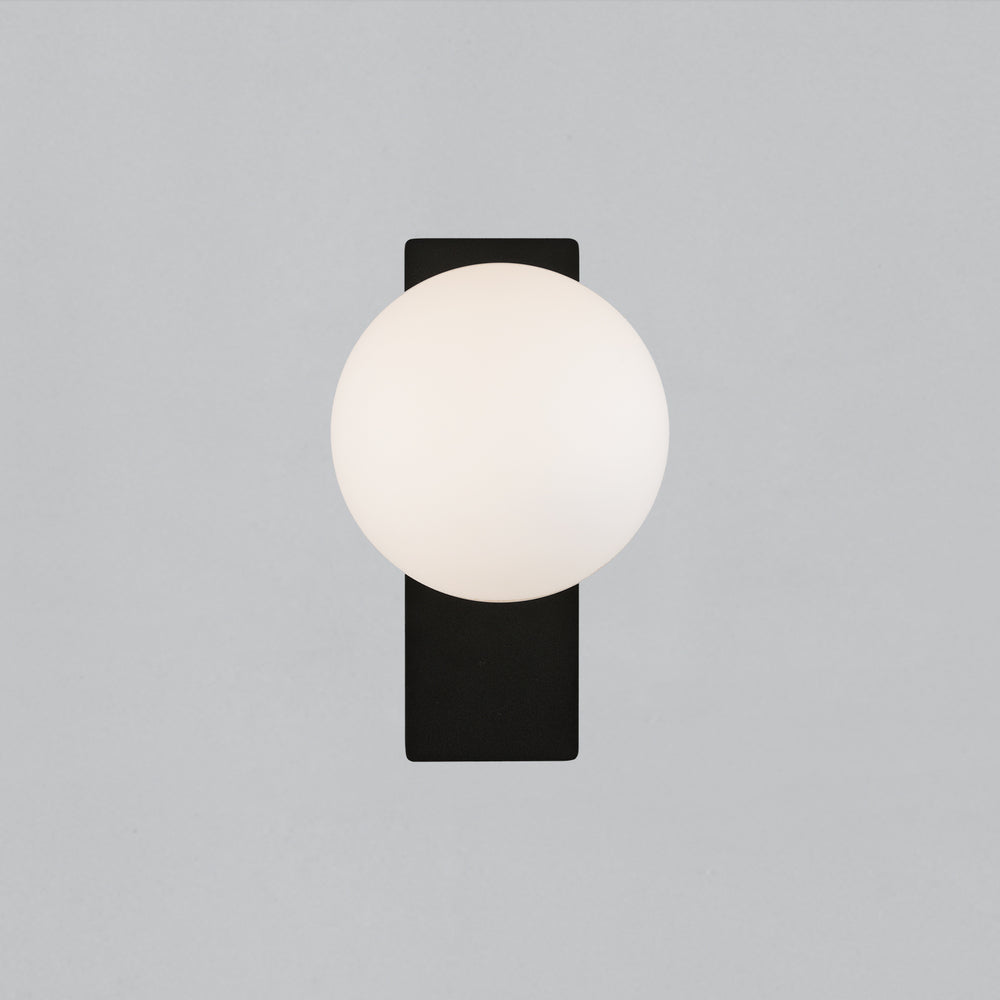 Applique da parete led nera con sfera di vetro opale