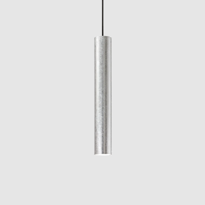 Moderne Pendelleuchte aus Metall mit einem Durchmesser von 6 cm und einer Höhe von 40 cm.