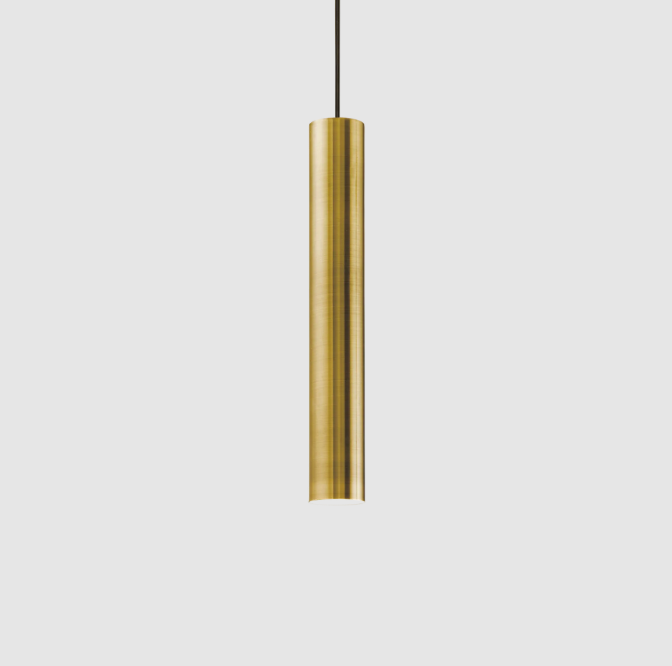 Moderne Pendelleuchte aus Metall mit einem Durchmesser von 6 cm und einer Höhe von 40 cm.