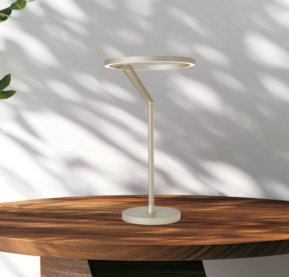 Sandfarbene IP20-Tischleuchte aus Aluminium mit 15-W-LED-Technologie