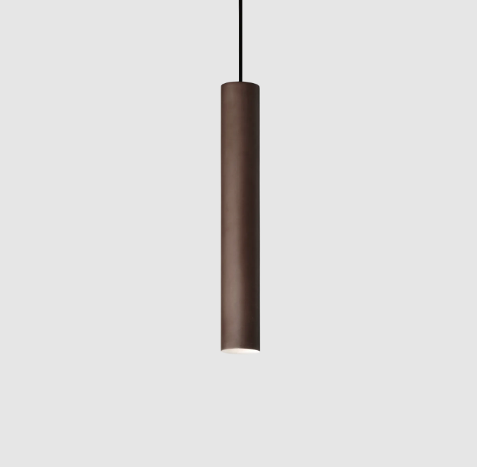 Moderne Pendelleuchte aus Metall mit einem Durchmesser von 6 cm und einer Höhe von 40 cm.