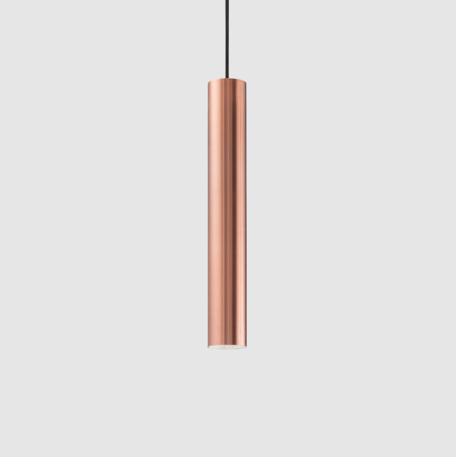 Moderne Pendelleuchte aus Metall mit einem Durchmesser von 6 cm und einer Höhe von 40 cm.