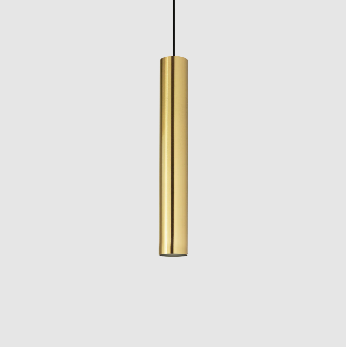 Moderne Pendelleuchte aus Metall mit einem Durchmesser von 6 cm und einer Höhe von 40 cm.