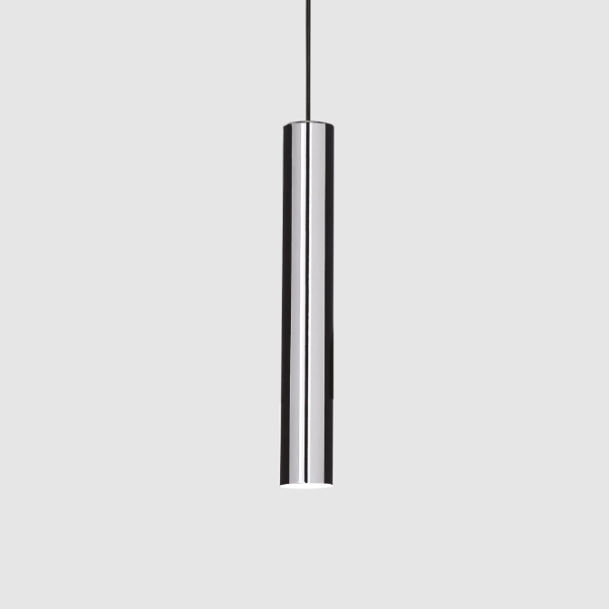 Moderne Pendelleuchte aus Metall mit einem Durchmesser von 6 cm und einer Höhe von 40 cm.