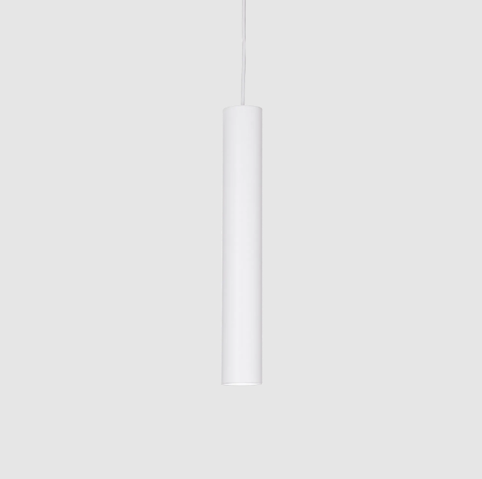 Moderne Pendelleuchte aus Metall mit einem Durchmesser von 6 cm und einer Höhe von 40 cm.