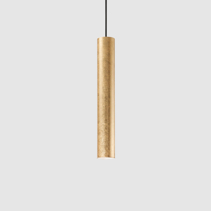 Moderne Pendelleuchte aus Metall mit einem Durchmesser von 6 cm und einer Höhe von 40 cm.
