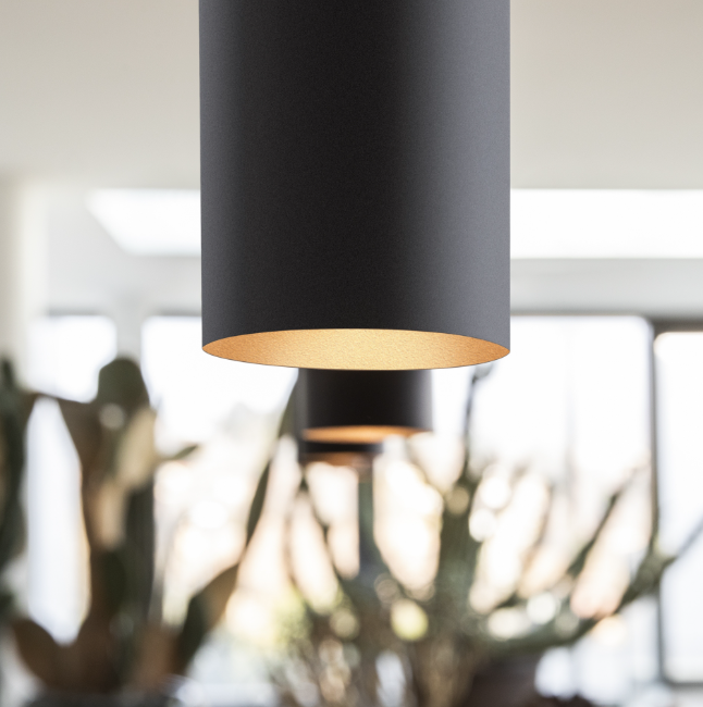 Moderne Pendelleuchte aus Metall mit einem Durchmesser von 6 cm und einer Höhe von 40 cm.