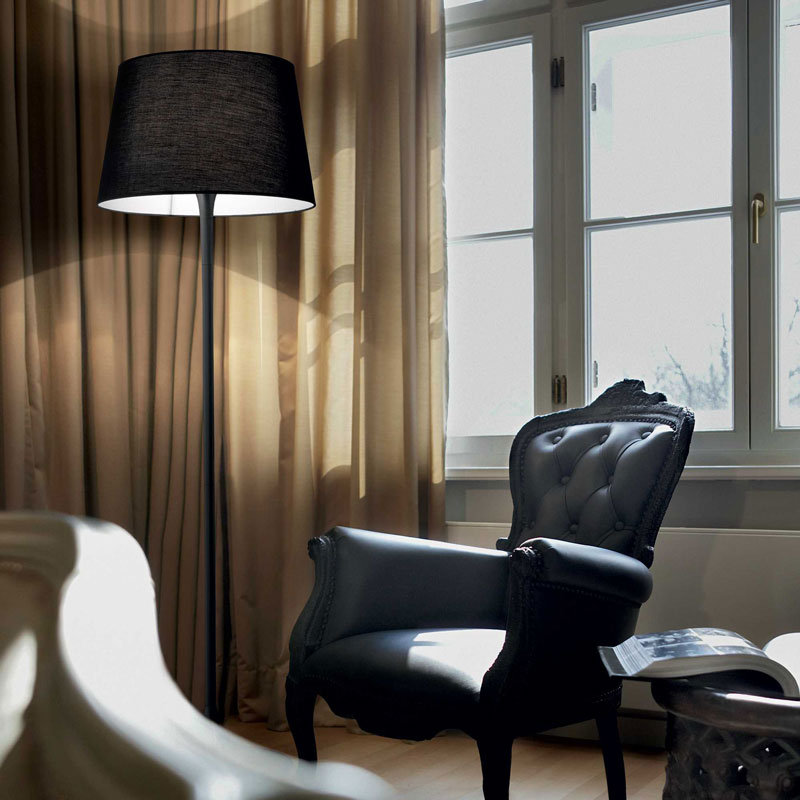 Lampada da terra elegante paralume nero bianco cromo